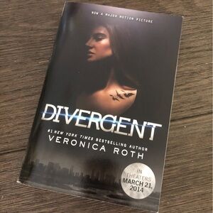 Divergent by: Veronica Roth paperback book